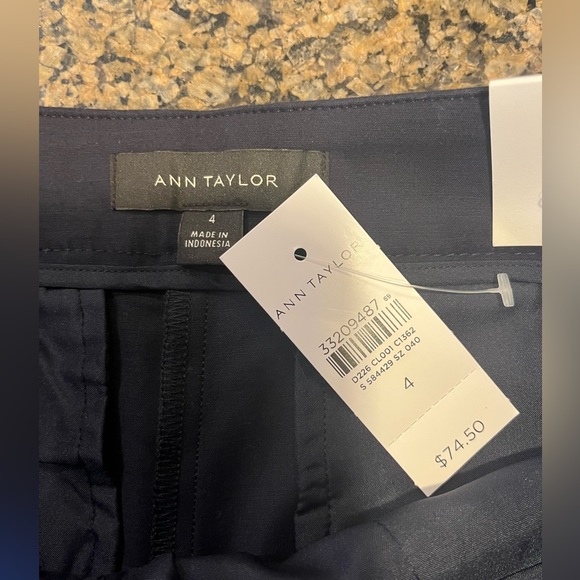 Ann Taylor navy blue shorts with white scalloped trim and side zip. NWT Size 4 - Picture 12 of 15